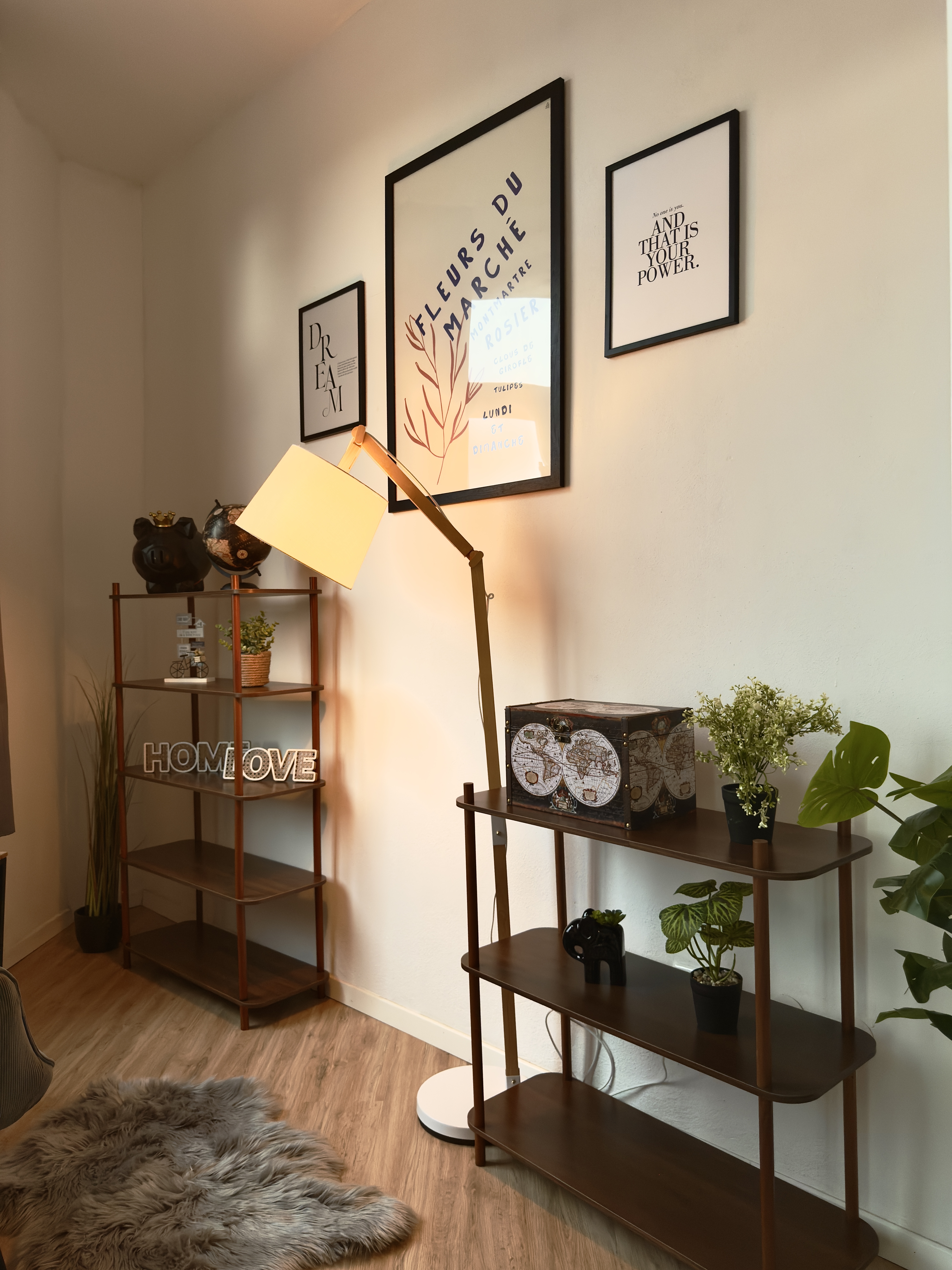 Wohnung 21 – Gemütliche Leseecke mit Regal und Stehlampe
